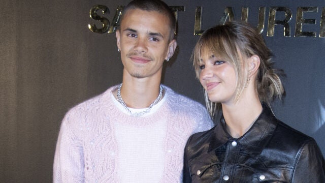 Romeo Beckham y Mia Regan en el desfile de Saint Laurent, en la Paris Fashion Week 2022.