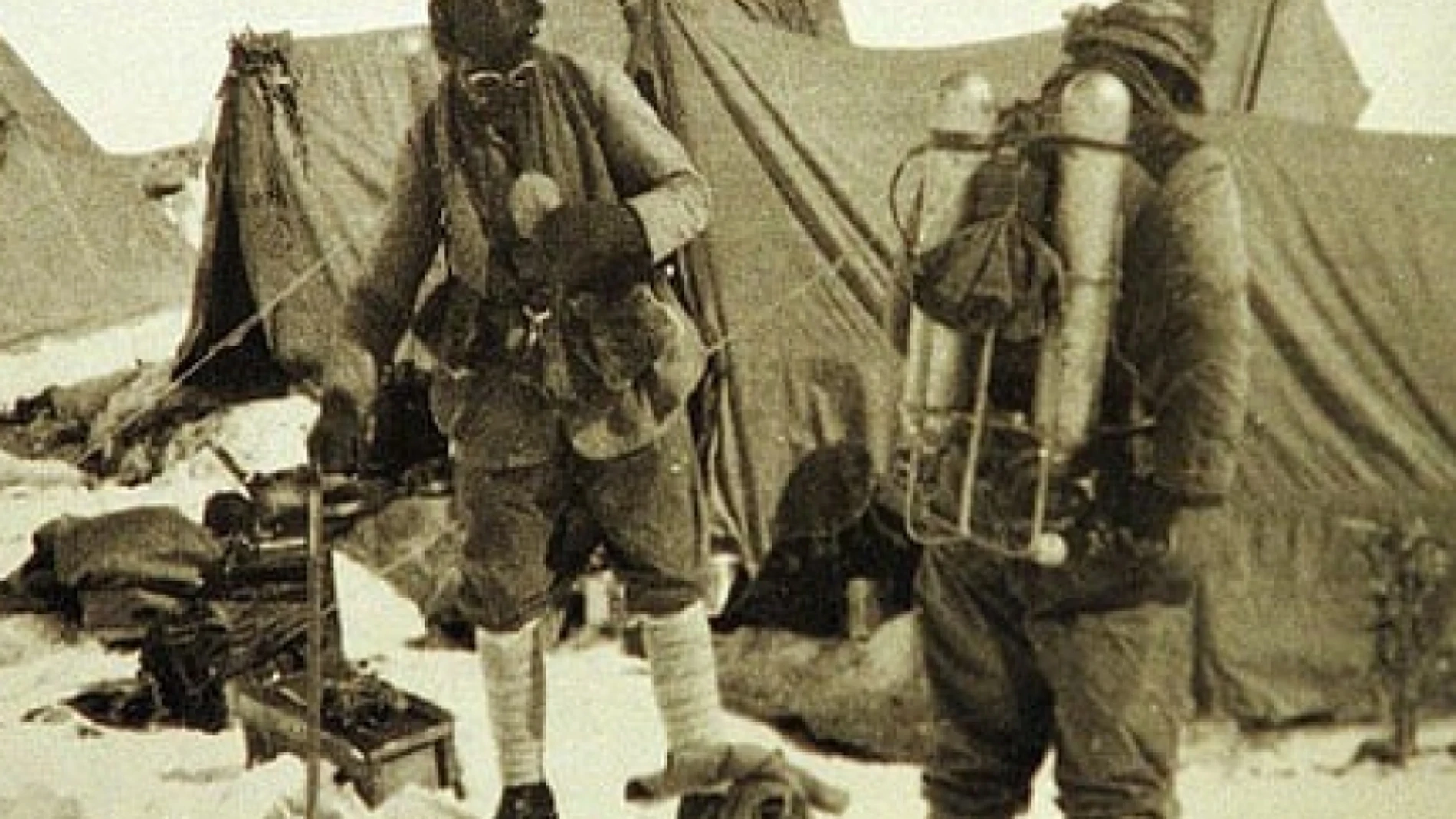 Última fotografía de George Mallory (izda.) y Andrew Irvine el 8 de junio de 1924 en su asalto final al Everest