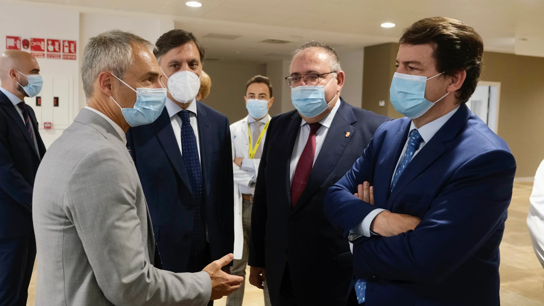 Fernández Mañueco dialoga con Alejandro Vázquez, Carlos García-Carbayo y Ricardo Rivero, durante su visita al Hospital de Salamanca