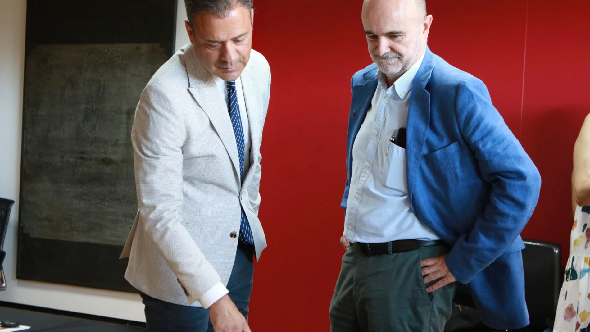 El consejero de Presidencia, Turismo, Cultura y Deportes, Marcos Ortuño, y Fernando de la Cierva, nieto del inventor, firman el acuerdo de cesión de los documentos.