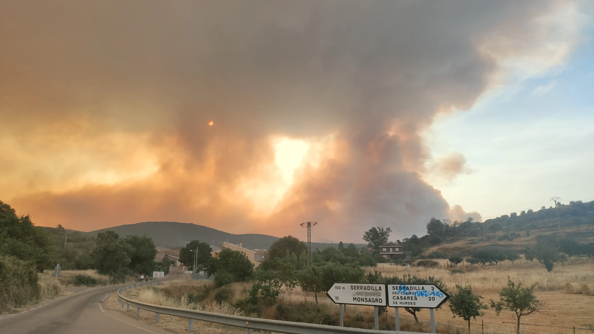 Vista del incendio en la localidad salmantina de Candelario