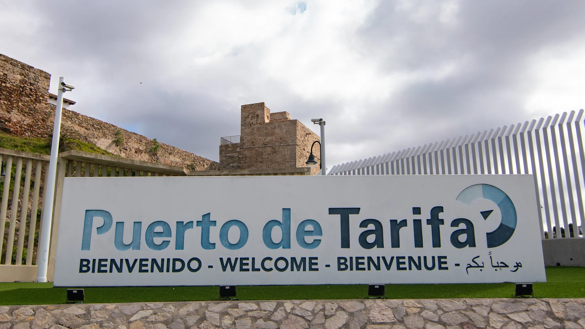 El puerto de Tarifa vuelve a estar operativo a pesar de que sigue soplando el levante