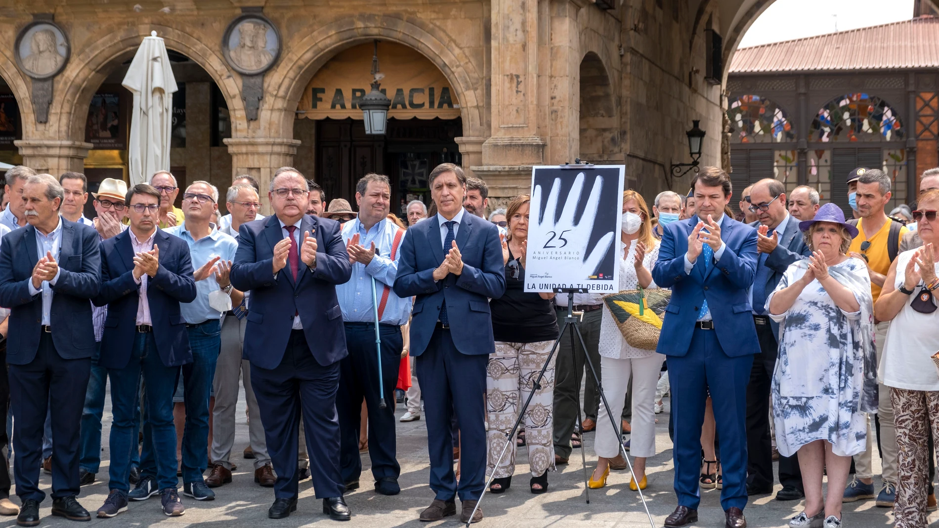 El presidente de la Junta de Castilla y León, Alfonso Fernández Mañueco, participa en el minuto de silencio convocado con motivo del XXV aniversario del secuestro y asesinato de Miguel Ángel Blanco, en la plaza Mayor de Salamanca