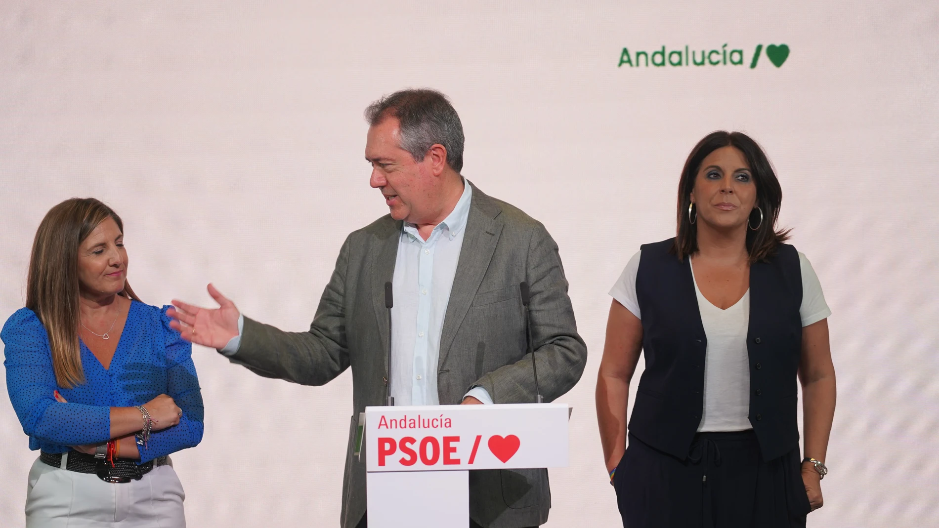 Juan Espadas, flanqueado por Irene García y Ángeles Férriz durante la rueda de prensa que ha ofrecido en la sede del partido