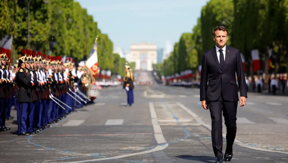 Emmanuel Macron pasa revista a las tropas en los Campos Elíseos