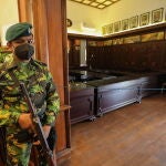 Un soldado de las fuerzas especiales de Sri Lanka monta guardia en el interior de la oficina del Primer Ministro en Colombo