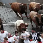 PAMPLONA, 14/07/2022.- Los mozos, durante el octavo y último encierro de los Sanfermines con toros de la ganadería de Miura este jueves en Pamplona. EFE/ Jesus Diges