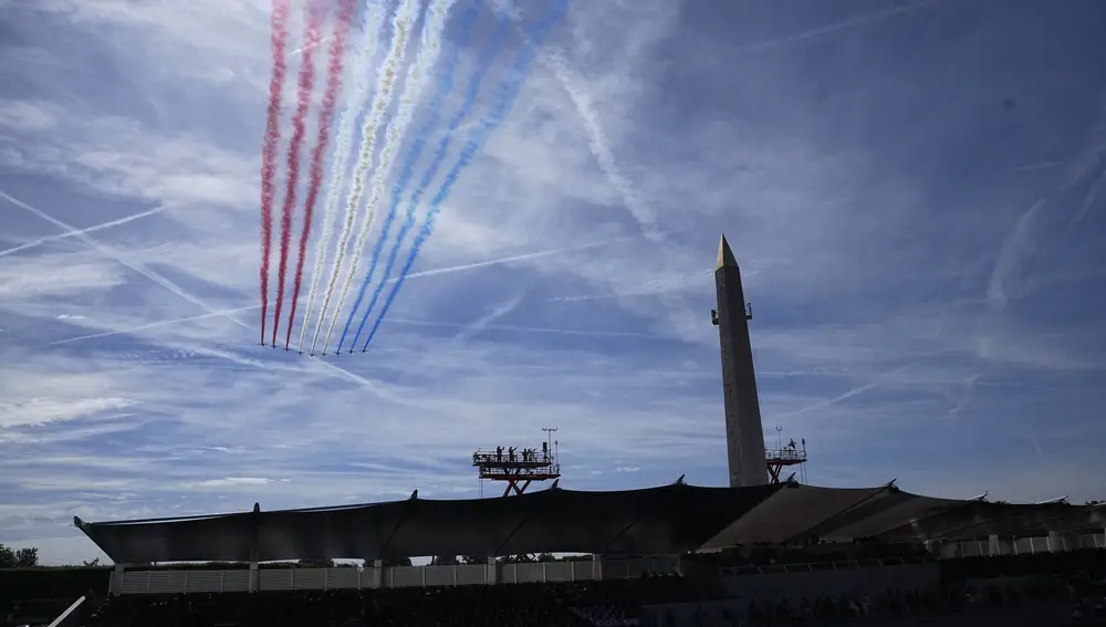 Alphajets sobrevuelan la Plaza de la Concordia en el desfile de la Fiesta Nacional de Francia
