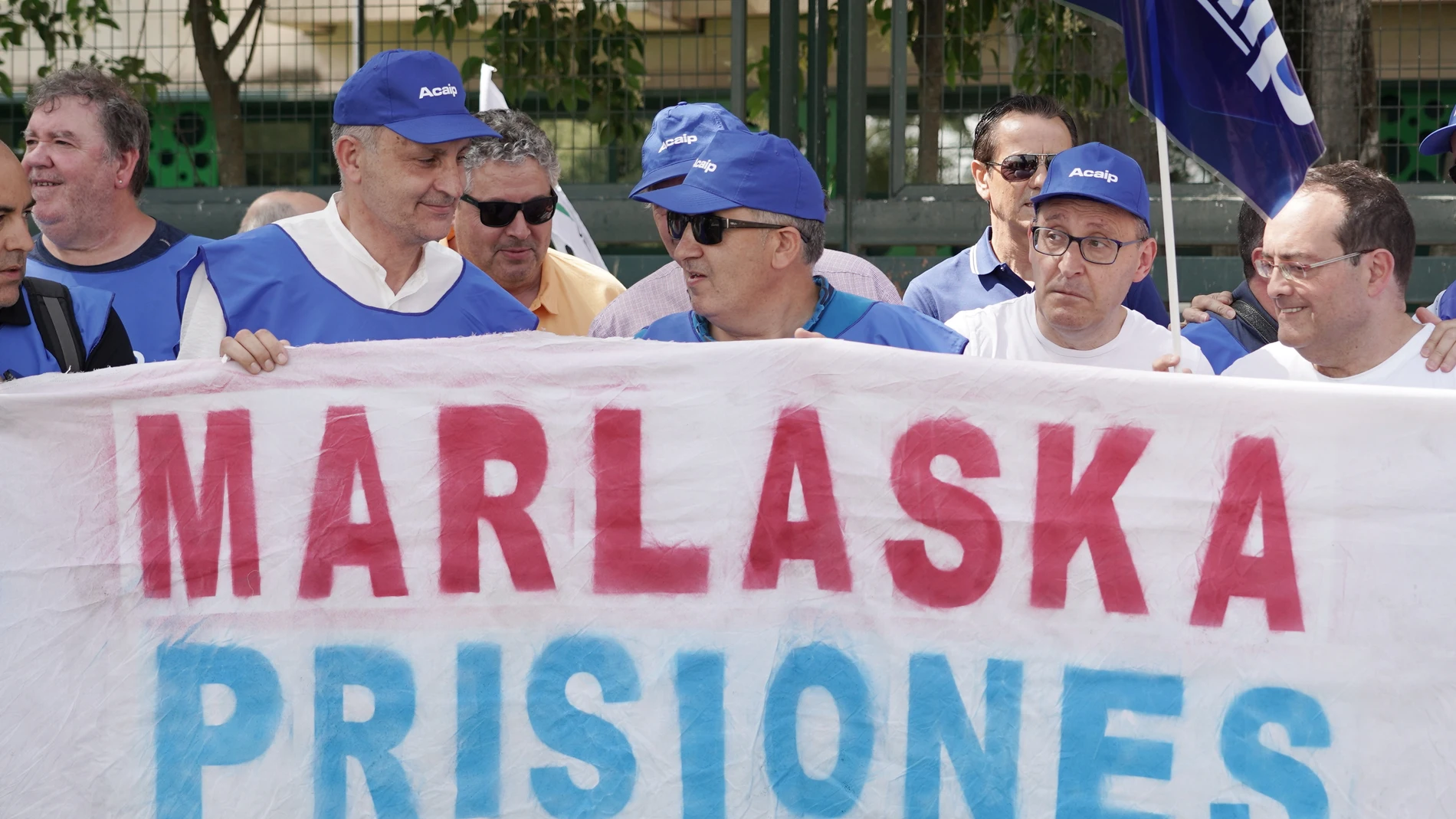 Representantes sindicales de CSIF y ACAIP-UGT participan en una concentración de trabajadores penitenciarios en protesta por las agresiones graves sufridas recientemente por este colectivo