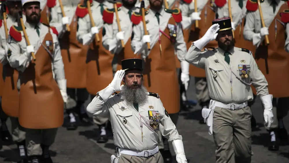 Soldados de la Legión Extranjera marchan durante el desfile del Día de la Bastilla el jueves 14 de julio de 2022 en París.