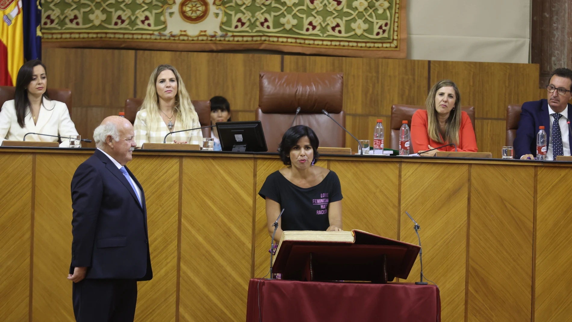 La diputada de Adelante Andalucía Teresa Rodríguez promete acatar la Constitución y el Estatuto en la sesión constitutiva de la XII Legislatura del Parlamento andaluz. JOAQUÍN CORCHERO (EUROPA PRESS)