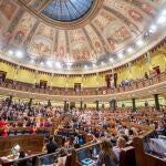 Miembros del Congreso de los Diputados aplauden a represaliados del franquismo tras aprobarse el proyecto de ley de Memoria Democrática el pasado junio