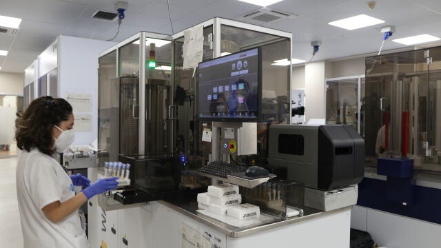 La plataforma robótica con Inteligencia Artificial que ha incorporado el Laboratorio de Microbiología de Vall d'Hebron libera de tareas muy mecánicas a técnicos y virólogos