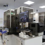 La plataforma robótica con Inteligencia Artificial que ha incorporado el Laboratorio de Microbiología de Vall d'Hebron libera de tareas muy mecánicas a técnicos y virólogos