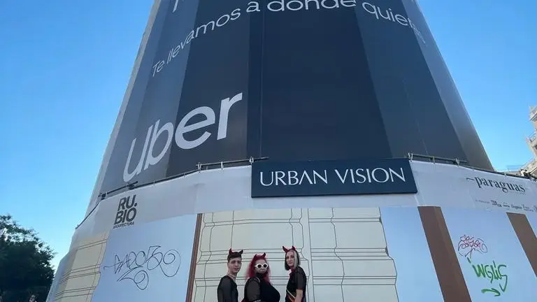 Mónica, Irati y Samuel posan en el edificio Metrópolis