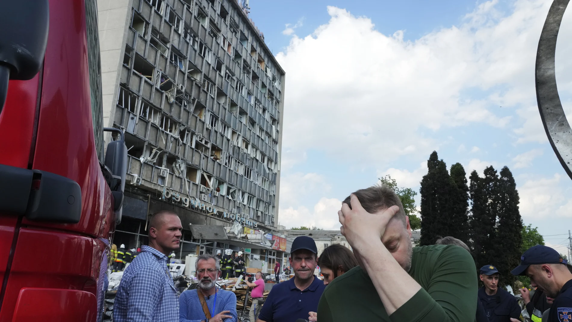 El ministro del Interior de Ucrania, Denys Monastyrsky, reacciona en una escena de un edificio dañado por un bombardeo en Vinnytsia este jueves
