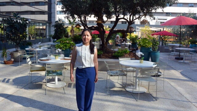 Julia Zhou en la terraza de Kököchin