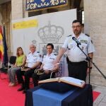 José Luis Garau, jefe regional de Operaciones jura el cargo ante la mirada del comisario provincial, Vicente Martínez; del jefe Superior, Jorge Marti, y de la delegado del gobierno, Pilar Bernabé