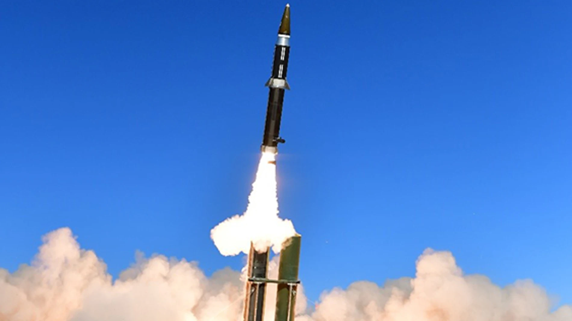 Test de vuelo del nuevo sistema de lanzamiento de misiles hipersónicos de DARPA.