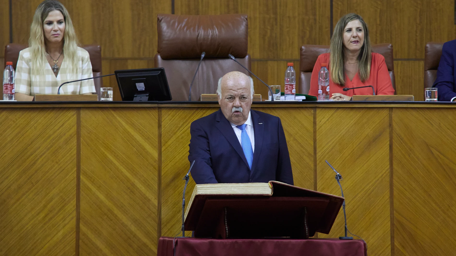 El nuevo presidente del Parlamento, Jesús Aguirre, toma posesión de su cargo durante la sesión constitutiva del Parlamento andaluz de la XII Legislatura en el Parlamento de Andalucía. Joaquin Corchero / Europa Press