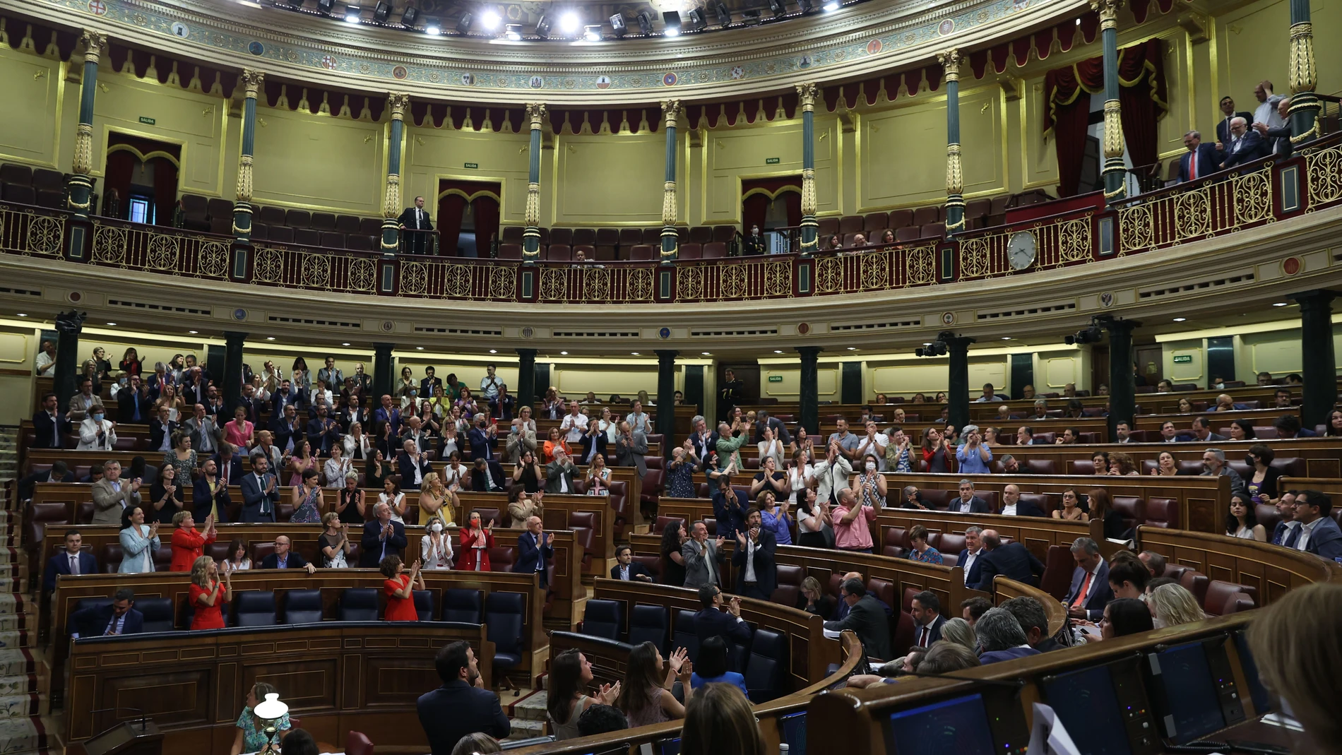 Los diputados del PSOE, Unidas Podemos y EH Bildu aplauden tras aprobarse el proyecto de ley de Memoria Democrática en el Congreso de los Diputados