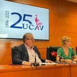 Los doctores en Economía de la UCAV Noelia Muñoz y Vicente Enciso