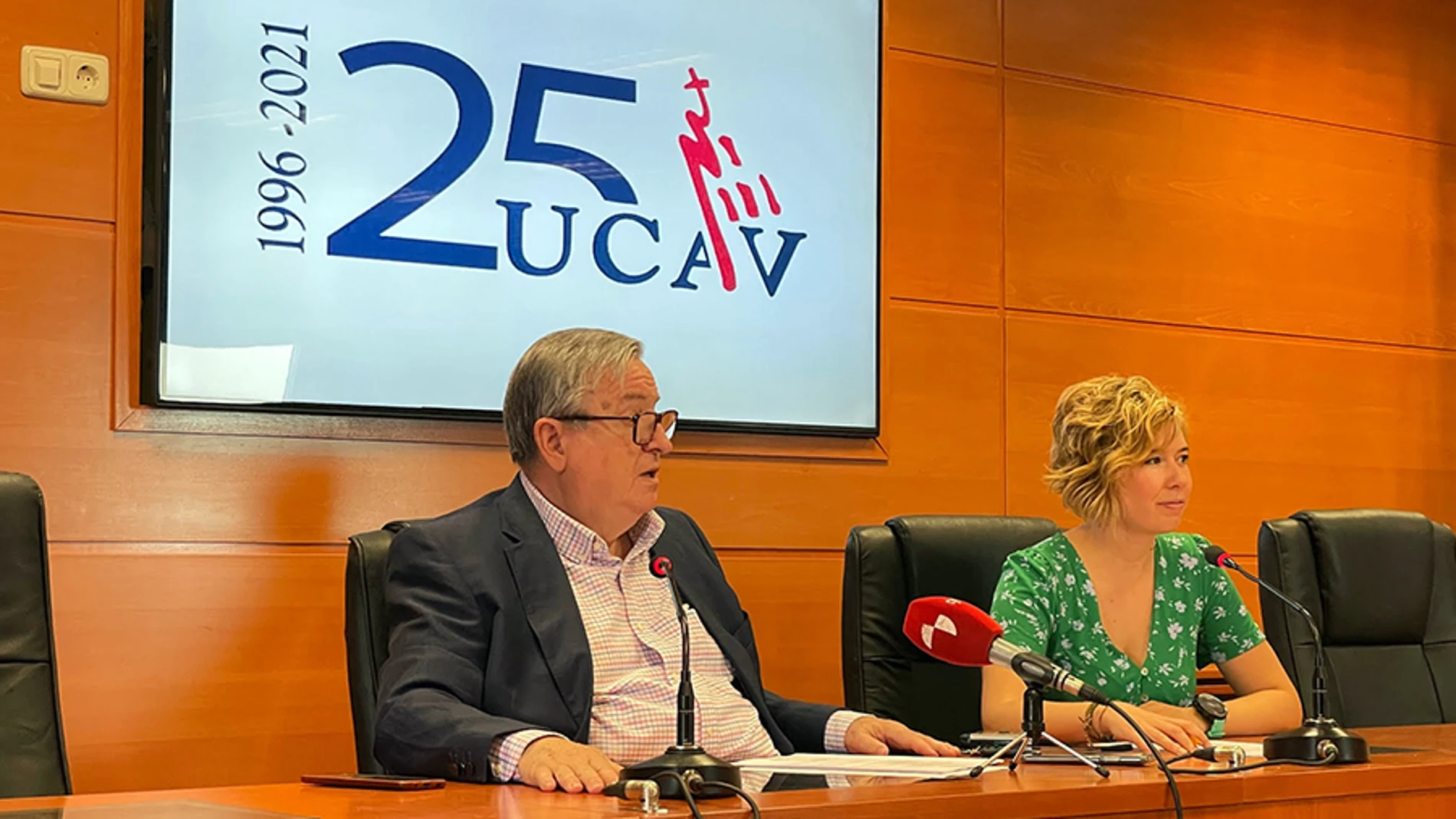 Los doctores en Economía de la UCAV Noelia Muñoz y Vicente Enciso