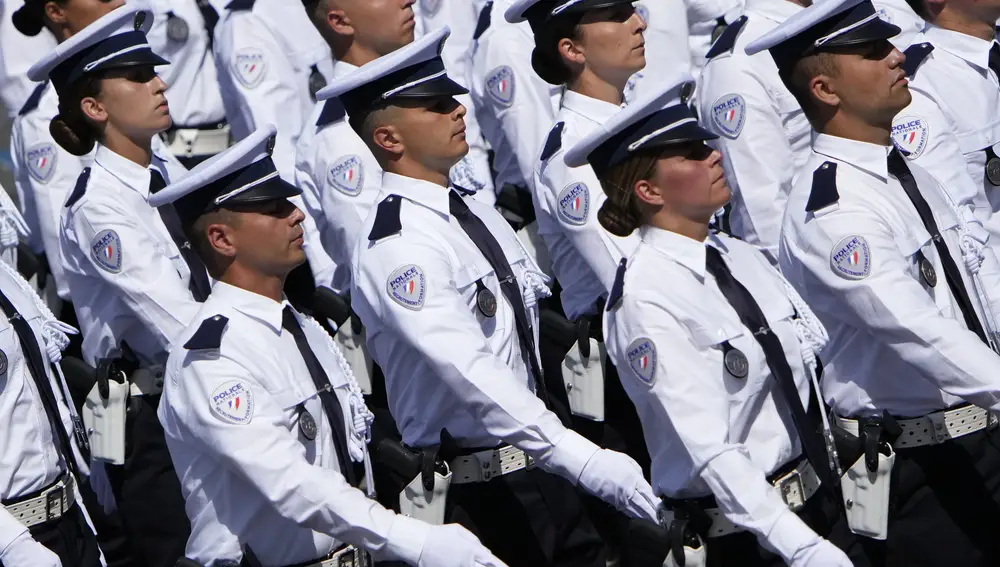 Oficiales de policía marchan durante el desfile del Día de la Bastilla en los Campos Eliseos