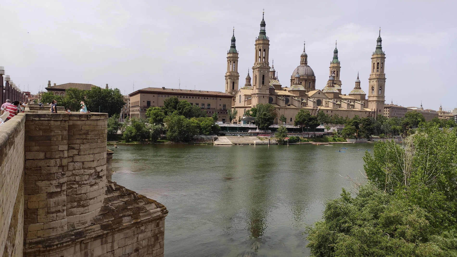 Panorámica de la basílica del Pilar desde el puente de piedra, en Zaragoza