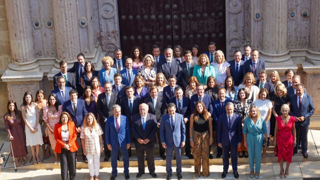 El presidente en funciones de la Junta de Andalucía, Juanma Moreno, en la foto de familia con el grupo parlamentario popular