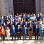 El presidente en funciones de la Junta de Andalucía, Juanma Moreno, en la foto de familia con el grupo parlamentario popular