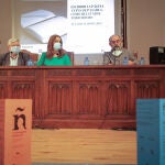 El director del centro para la Memoria de las Víctimas del Terrorismo, Florencio Domínguez, la delegada del Gobierno en Castilla y León, Virginia Barcones, y el codirector del Centro Internacional Antonio Machado durante la inauguración