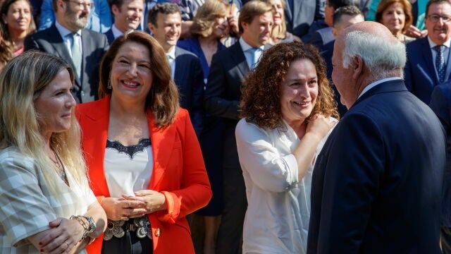 La portavoz del grupo parlamentario Por Andalucía, Inmaculada Nieto, charla con Jesús Aguirre junto a las populares Ana Mestre y Carmen Crespo, todos muy sonrientes