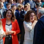 La portavoz del grupo parlamentario Por Andalucía, Inmaculada Nieto, charla con Jesús Aguirre junto a las populares Ana Mestre y Carmen Crespo, todos muy sonrientes