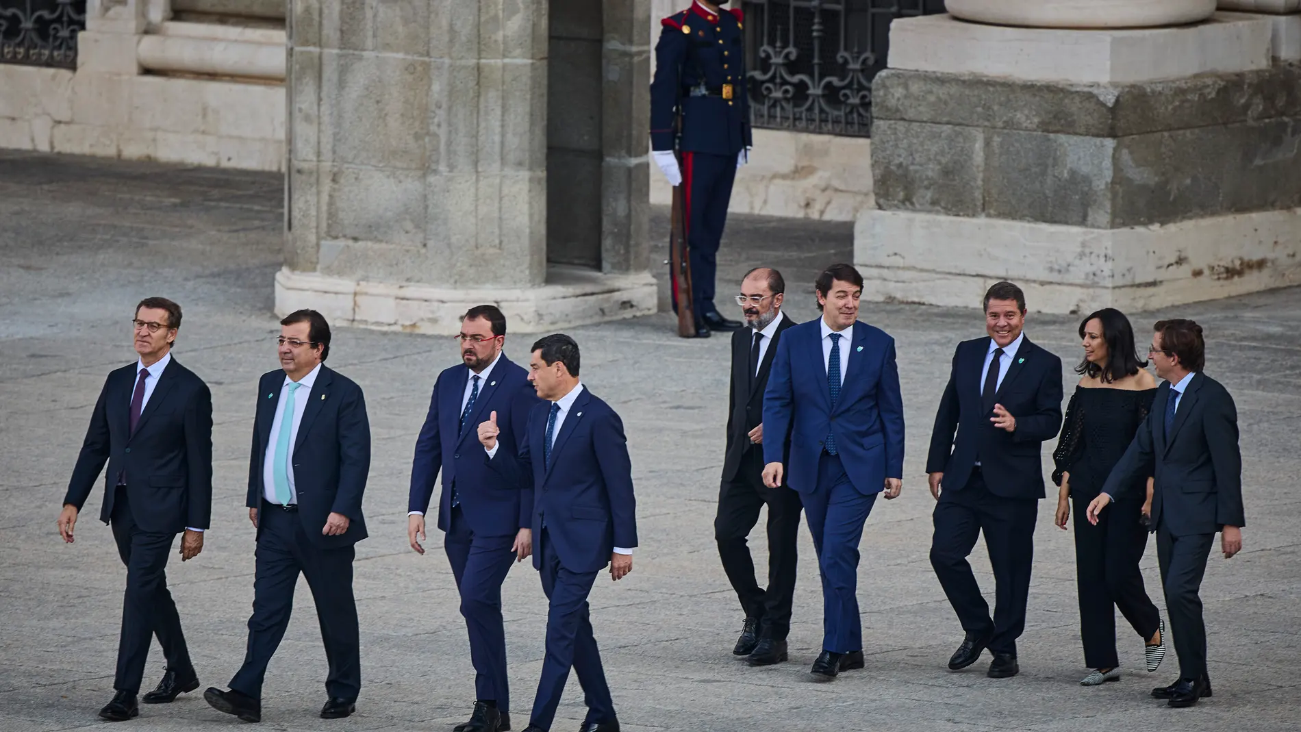 Presidentes Autonómicos durante el tercer homenaje de Estado a las víctimas de la covid-19 y de reconocimiento a la labor del personal celebrado en la en la Plaza del Palacio Real de Madrid