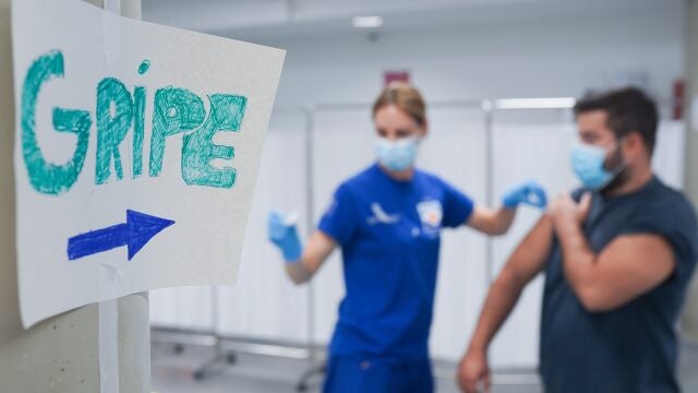 Una persona se vacuna contra la gripe en Sevilla