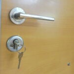 Según el Código Penal, cambiar la cerradura del domicilio conyugal durante una separación puede ser un delito de coacciones