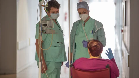Profesionales sanitarios con una paciente