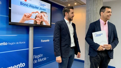 El consejero de Fomento e Infraestructuras, José Ramón Díez de Revenga, y el director de Vivienda, José Francisco Lajara, tras la presentación de la convocatoria del Bono Joven de Alquiler.