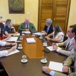 El nuevo presidente del Parlamento de Andalucía, Jesús Aguirre (c), durante la primera reunión de la Mesa de la Cámara