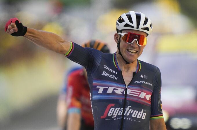 Mads Pedersen celebra su victoria de etapa en al meta de Saint-Etienne