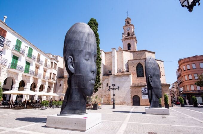Las esculturas "Silvia" y "María" en la Plaza Mayor de Gandía
