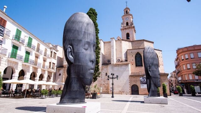 Las esculturas "Silvia" y "María" en la Plaza Mayor de Gandía