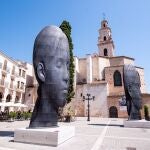 Las esculturas "Silvia" y "María" en la Plaza Mayor de Gandía