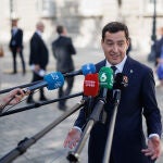 El presidente en funciones de la Junta de Andalucía, Juanma Moreno, responde a los medios. Alejandro Martínez Vélez / Europa Press