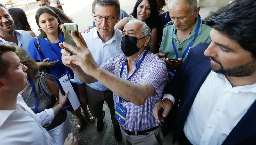 El presidente del Partido Popular, Alberto Núñez Feijóo (c), y el presidente de Murcia, Fernando López Miras (d), llegan al Congreso del PP de la Región de Murcia