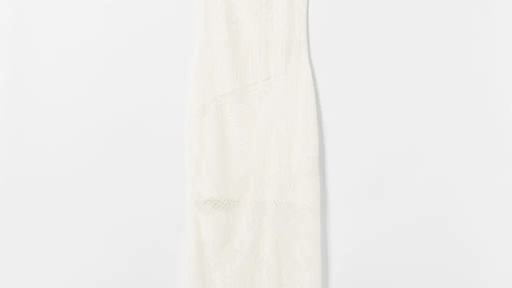 Vestido midi tirantes crochet, de Bershka