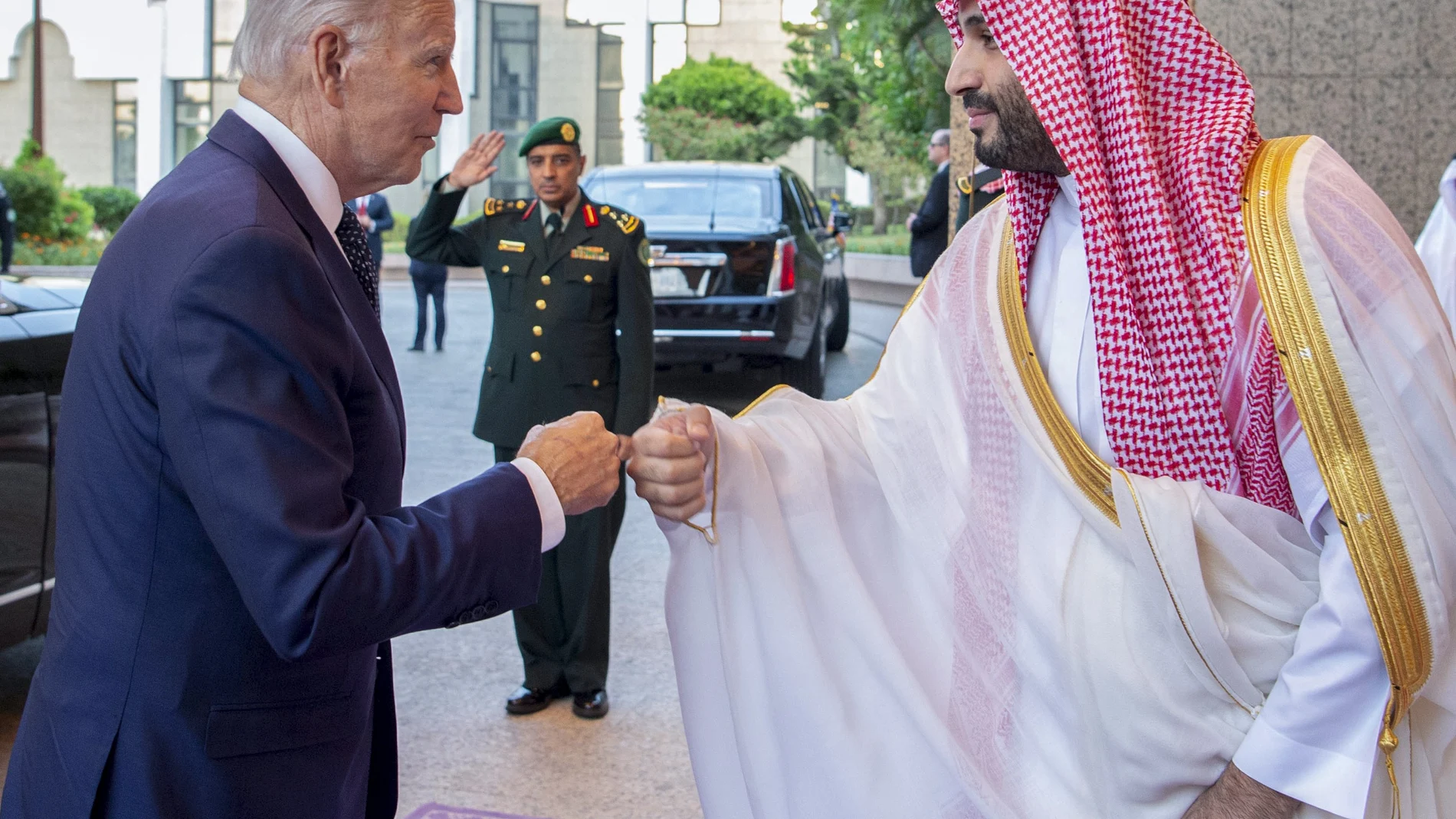 El príncipe heredero Mohammed bin Salman, saluda con el puño al presidente Joe Biden a su llegada al palacio de Jeda