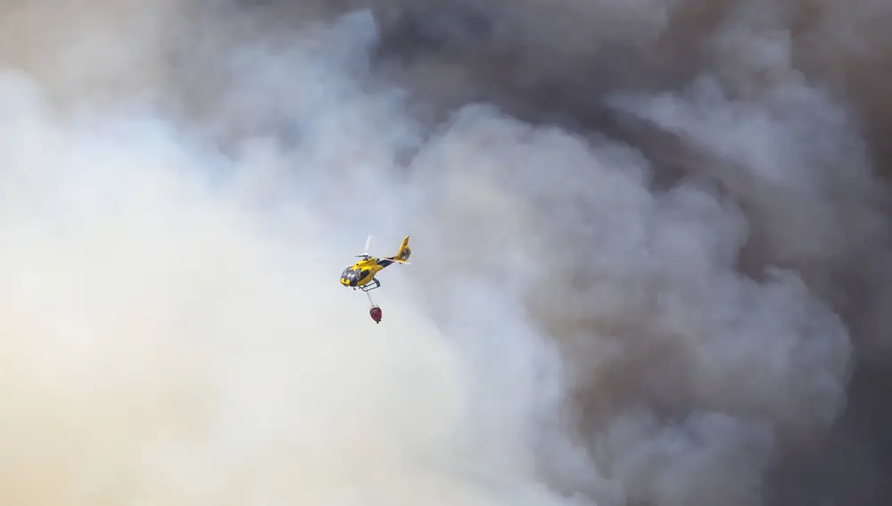 FIGUERUELA DE ARRIBA (ZAMORA), 15/07/2022.- Un helicóptero trabaja en las labores de extinción del incendio forestal declarado en Figueruela de Arriba (Zamora).