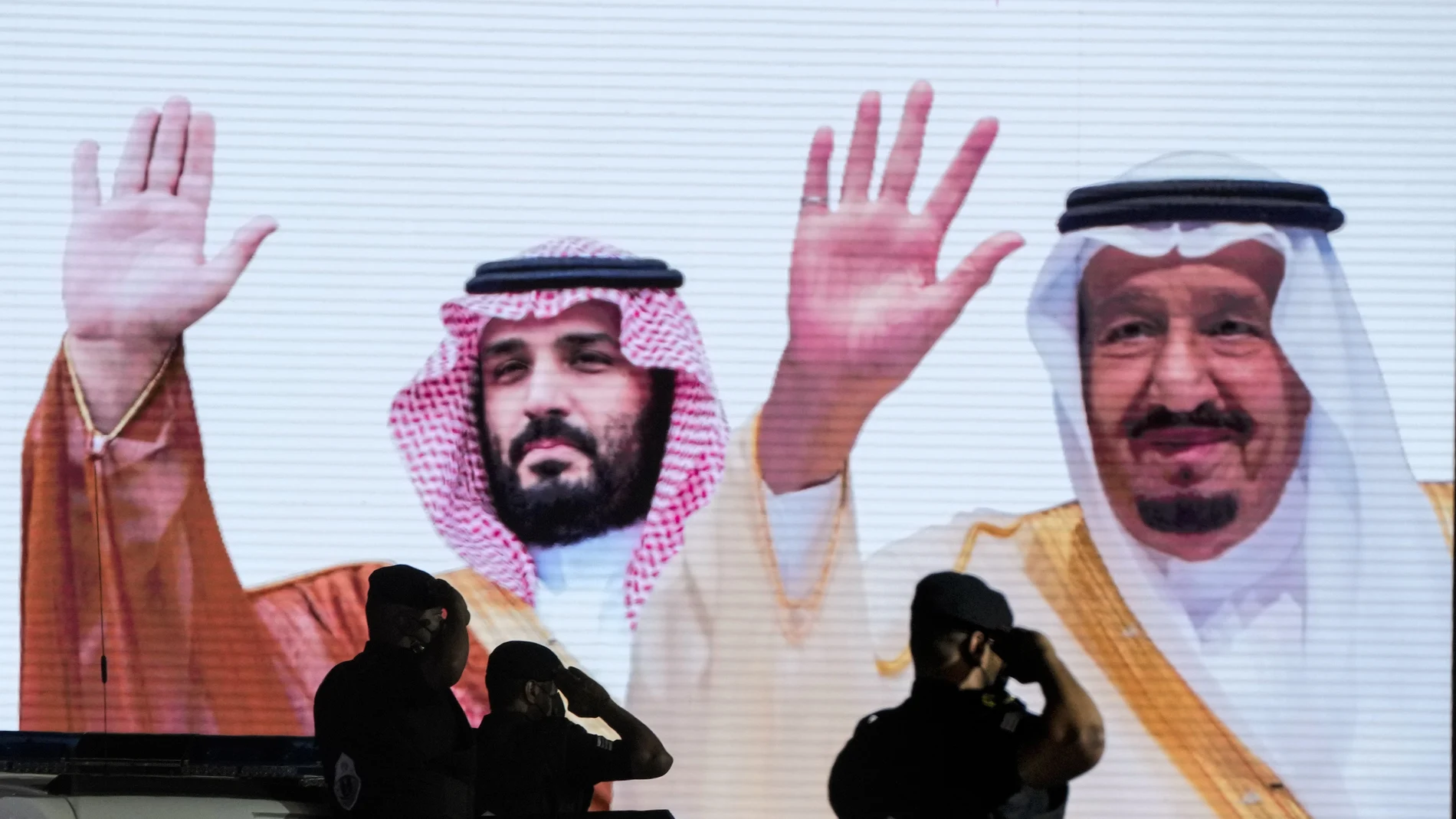 El rey saudí Salman, a la derecha, y del príncipe heredero Mohammed bin Salman (AP Photo/Amr Nabil, File)
